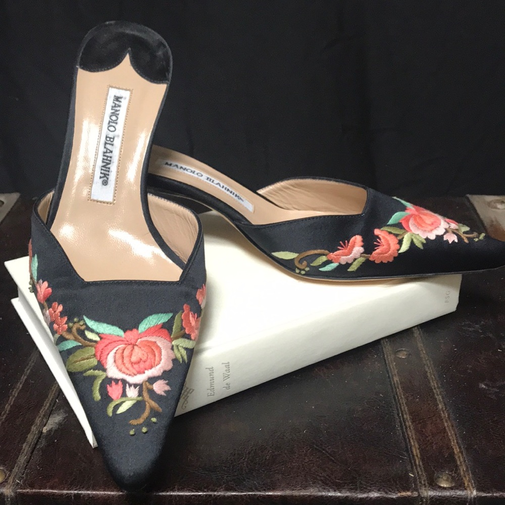 Manolo Blahnik satin embroidered detail heels